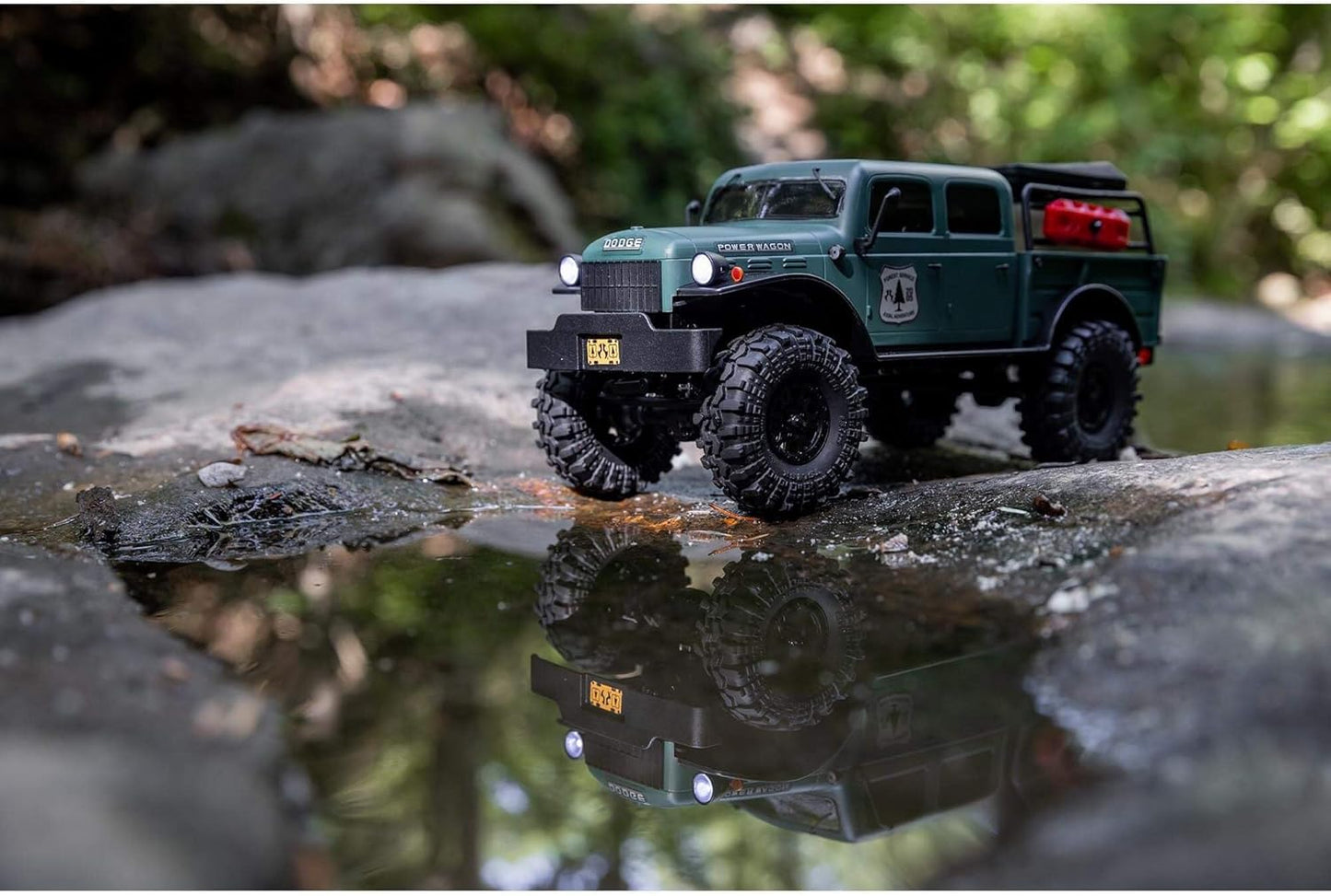 Axial 1/24 crawler – low-angle climbing in green body